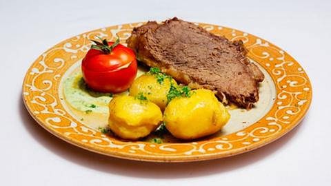 Gekochtes Ochsenfleisch (Tafelspitz), Tomate mit Kräuterremoulade gefüllt  und Kartoffeln (Foto: SWR, SWR/Megaherz - Andreas Mauche)
