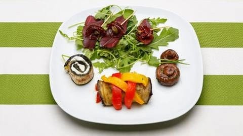 Antipasti mit Blattsalat, Schinken vom Strauß, Zuccini- und Auberginenröllchen Champigons (Foto: SWR, SWR/Megaherz - Andreas Maluche)