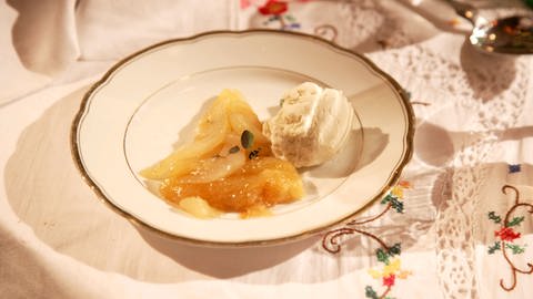Eva-Maria Schüles Dessert: Birnentarte, Gorgonzola-Eiscreme (Foto: WDR/Anja Koenzen)