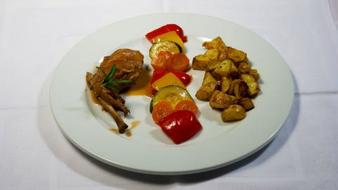 Kaninchen in Sherry-Rotweinsauce mit Kartoffelecken und mariniertem Gemüse (Foto: SWR)
