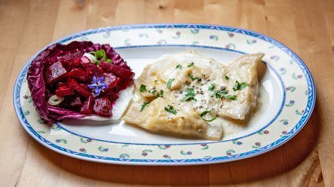 Piroggen mit russischer Füllung und Rote Bete-Salat (Foto: SWR, SWR/megaherz Anne Deiß )