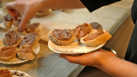 Baguette mit veganen Aufstrichen „Nierwurst“ und „Tom O'Basi“ (Foto: WDR)