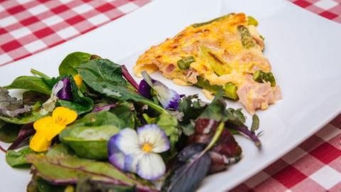 Parmesan-Omelett mit Spargel, Schinken und Wildkräutersalat mit Blüten dekoriert (Foto: SWR, SWR/Megaherz - Andreas Maluche)
