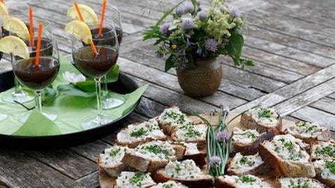 Eistee mit Wacholdersud und Quittensaft in Gläsern. Brot mit Griebenschmalz auf einem Holzbrett (Foto: SWR, SWR/megaherz - Anne Deiß)
