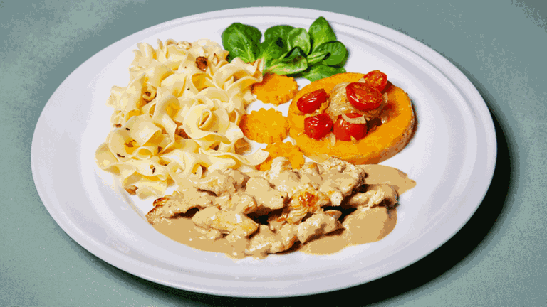 Putengeschnetzeltes mit Nudeln, Mispelsoße, Kürbisscheibe. Mit Feldsalat und Tomaten dekoriert (Foto: SWR, SWR/megaherz - Anne Deiss)