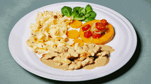 Putengeschnetzeltes mit Nudeln, Mispelsoße, Kürbisscheibe. Mit Feldsalat und Tomaten dekoriert (Foto: SWR, SWR/megaherz - Anne Deiss)