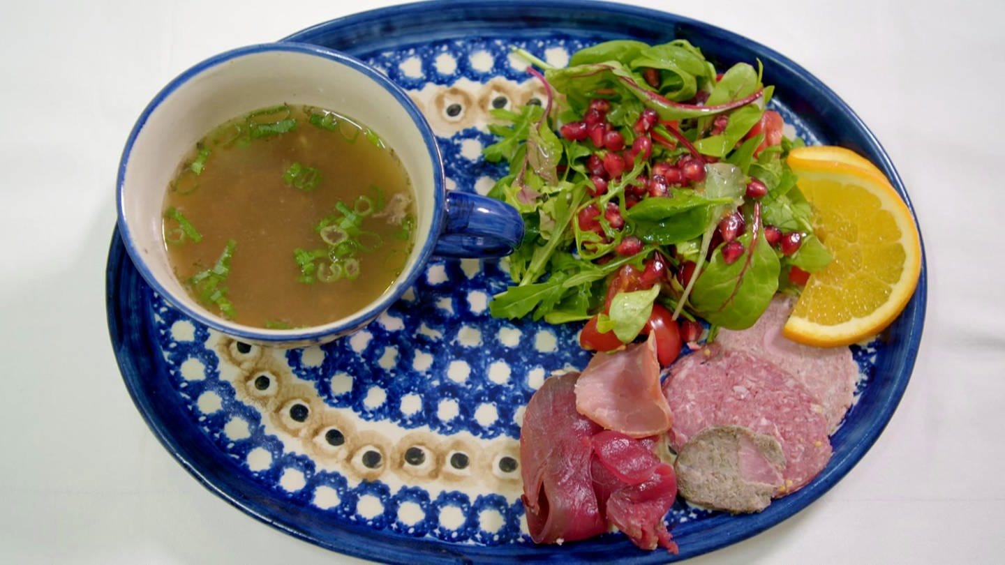 Kesselsuppe, Salat und Wurstpotpourri