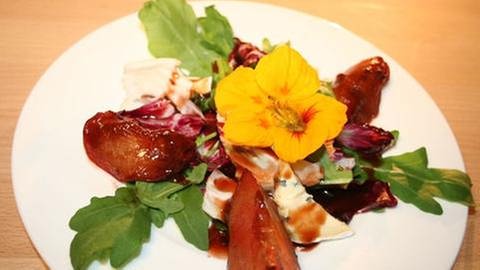 Blattsalat mit Pflaumen und Gorgonzola (Foto: SWR, WDR - Melanie Grande)