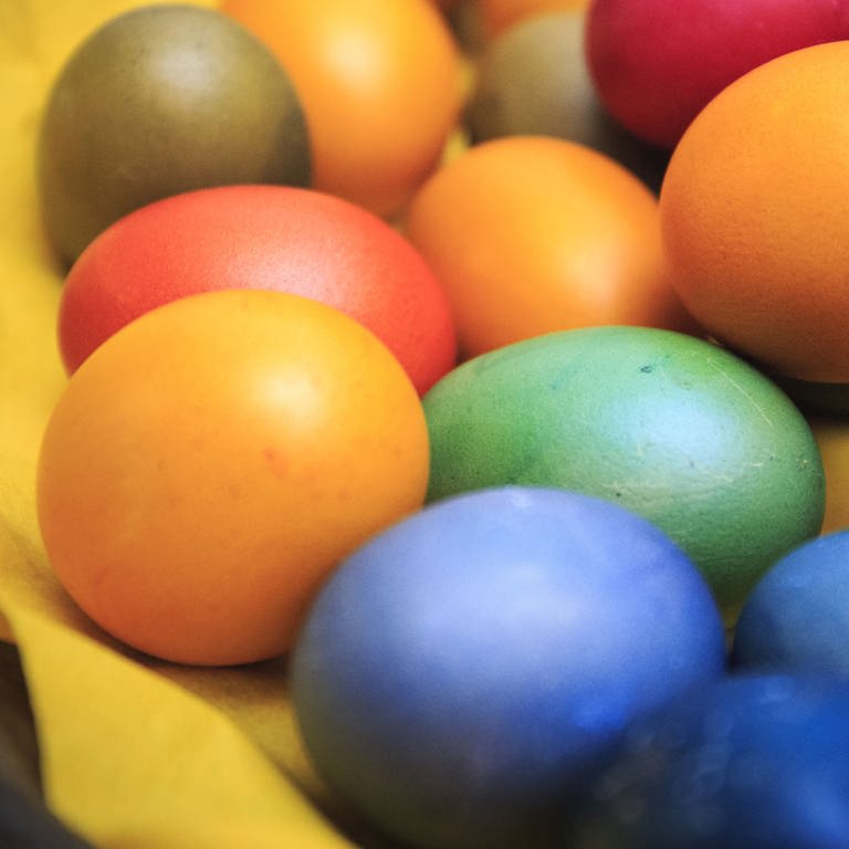 Eier färben mit Naturfarben (Foto: SWR)