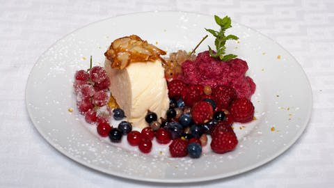 Joghurt-Zitronen-Thymian-Parfait mit marinierten Beeren, dazu Cassis-Schaum und Florentinergebäck (Foto: SWR)