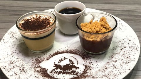 Linde Kellys Dessert: Lupinenkaffee-Mousse mit Lupinenkaffee-Karamell und Zwetschgenmus mit Crumble