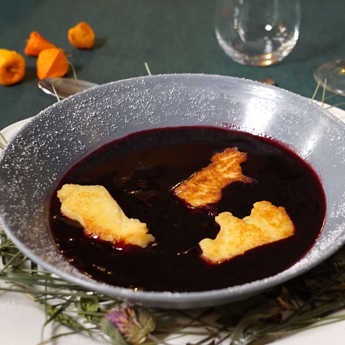 Fliederbeersuppe mit Grießklößchen - Rezepte - Lecker aufs Land - TV