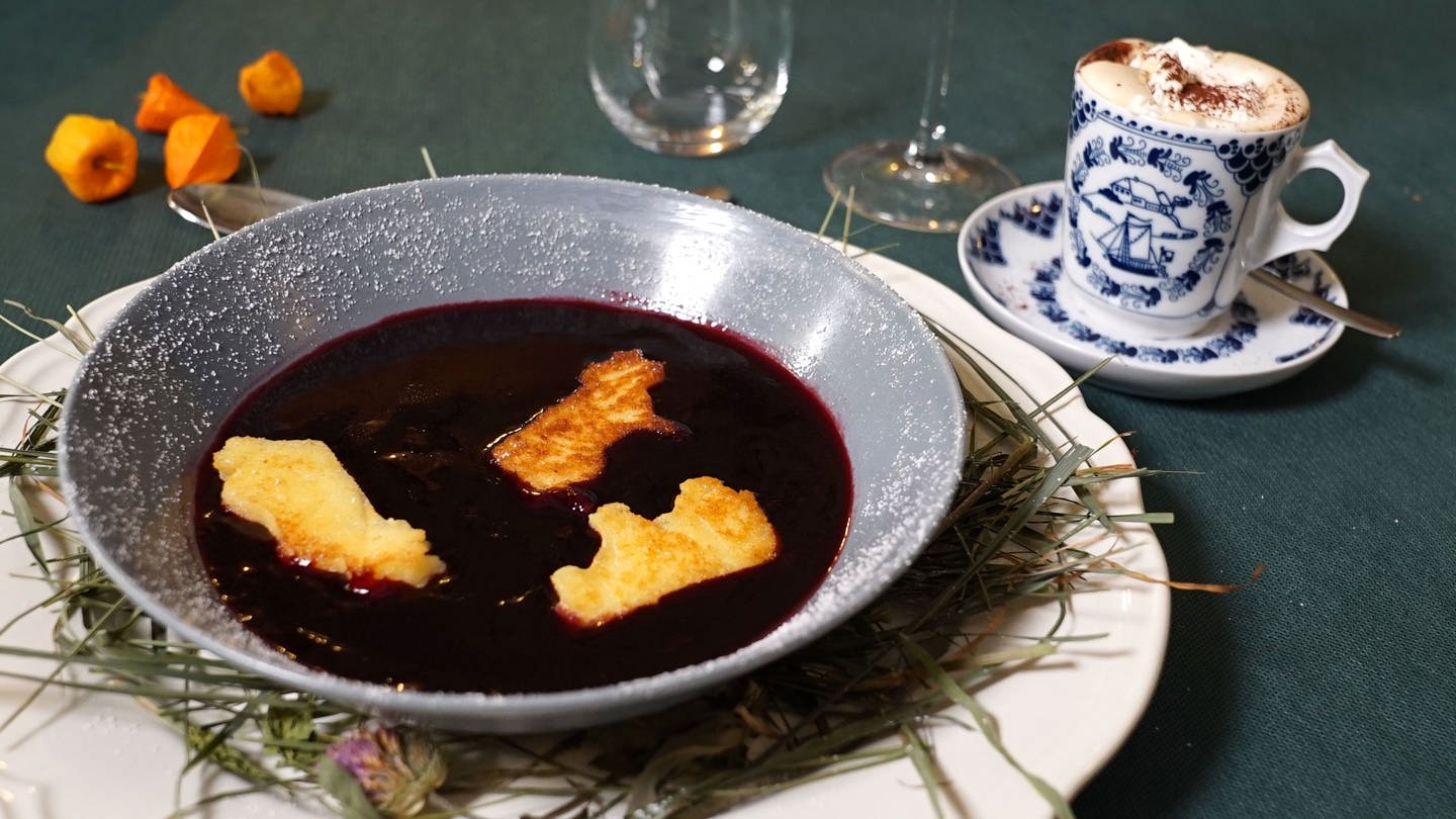 Marisa Marquardts Dessert: Fliederbeersuppe mit Grießklößchen (Foto: SWR, WDR/Melanie Grande)