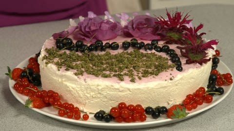 Brigitte Bergschneiders Dessert: Buttermilch-Torte (Foto: WDR/Anja Koenzen)