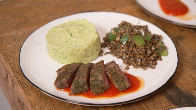 Saskia Plewes Hauptspeise: Lammrückenfilet mit Rucola-Kartoffelbrei und grünem Linsensalatan Tomatenjus (Foto: WDR/Anja Koenzen)