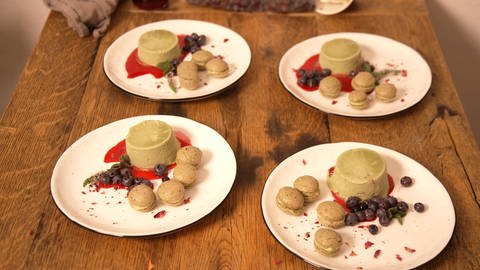 Saskia Plewes Dessert: MatchaeisundPistazienmacaron (Foto: WDR/Anja Koenzen)