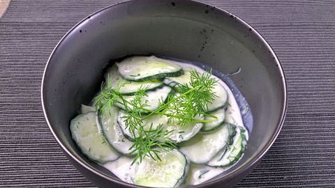 Gurken-Sauerrahm-Salat (Foto: SWR)