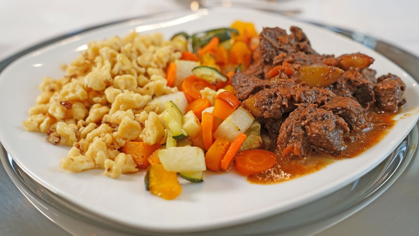 Gulasch vom Wildschwein abgeschmeckt mit Pflaumenmus und frischen ...