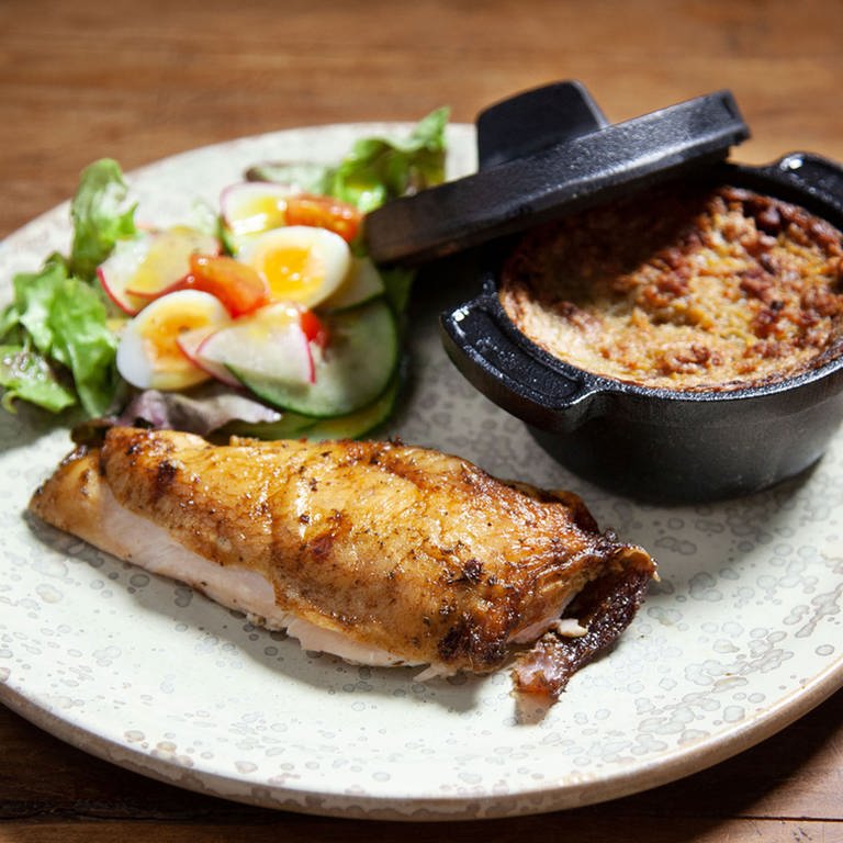 Hähnchenbrust vom Grill mit Deppeköchelche und Sommersalat. (Foto: SWR)