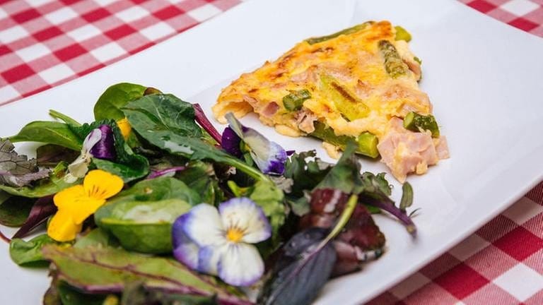 Parmesan-Omelett mit Spargel, Schinken und Wildkräutersalat mit Blüten dekoriert (Foto: SWR, SWR/Megaherz - Andreas Maluche)