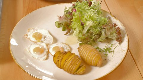 Salat mit Weißweindressing, Fächerkartoffeln & Wachteleiern (Foto: WDR, WDR/Melanie Grande )