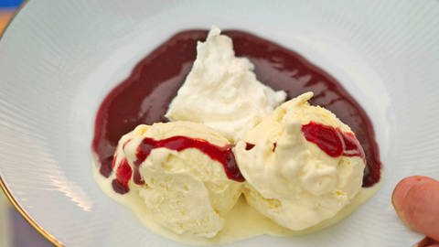 Vanille-Eis mit warmer Zwetschgensauce (Foto: WDR)