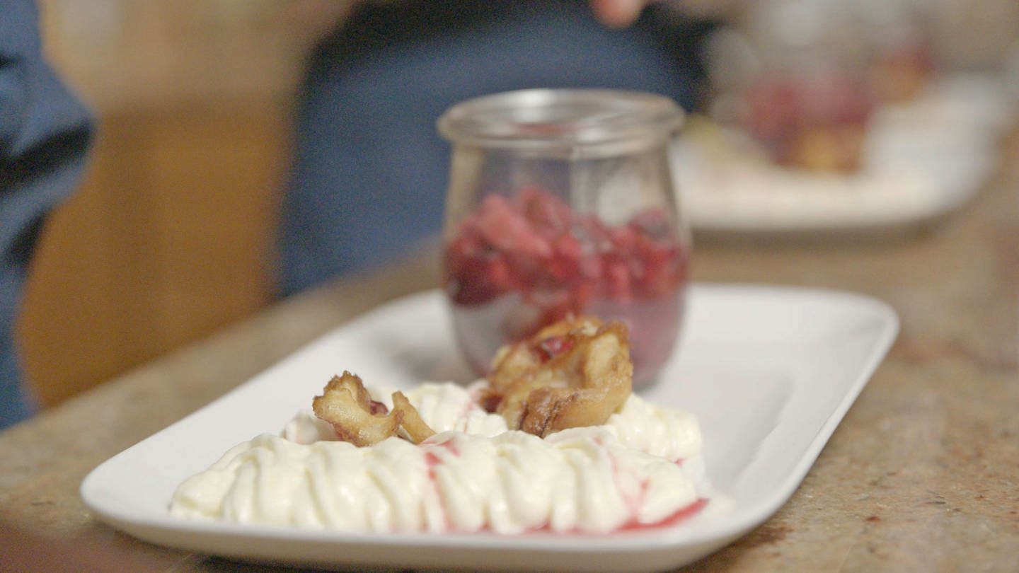 Joghurtmousse auf Apfel-Heidelbeer-Kompott (Foto: WDR, WDR/Melanie Grande)