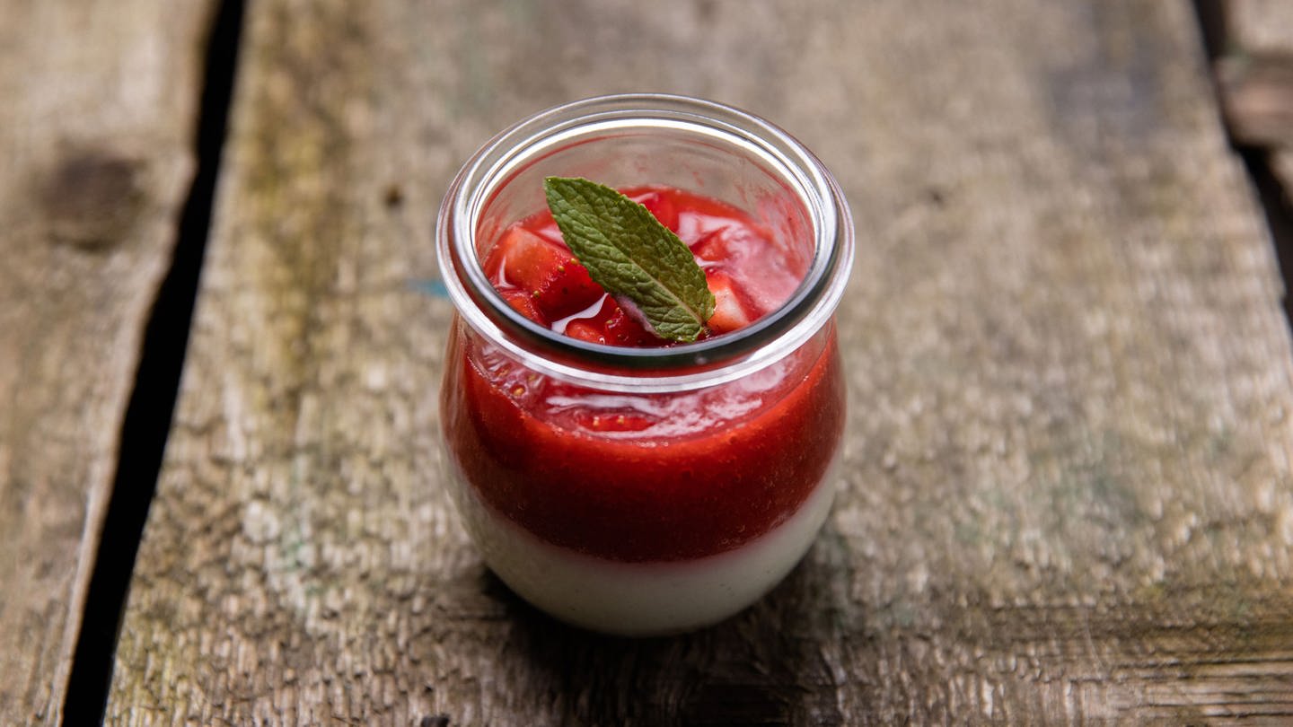 Joghurt-Erdbeer-Dessert in einem Glas (Foto: SWR, Photos: Hans-Florian Hopfner)
