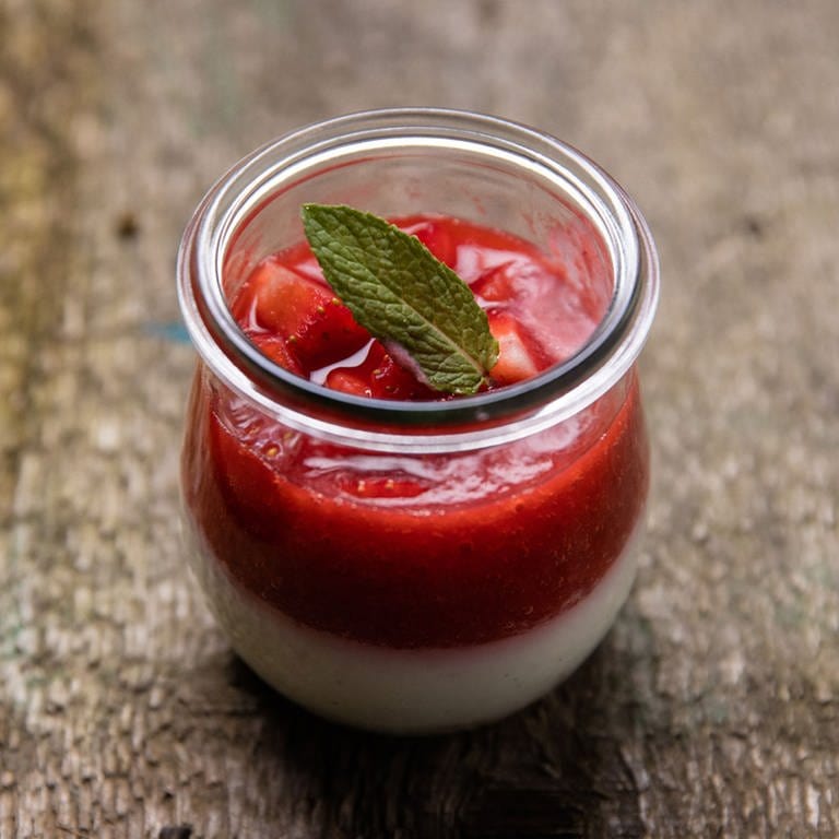 Joghurt-Erdbeer-Dessert in einem Glas (Foto: SWR, Photos: Hans-Florian Hopfner)