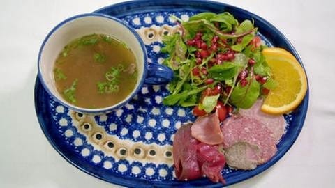Kesselsuppe, Salat und Wurstpotpourri