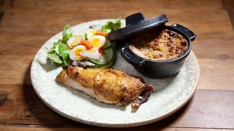 Hähnchenbrust vom Grill mit Deppeköchelche und Sommersalat.