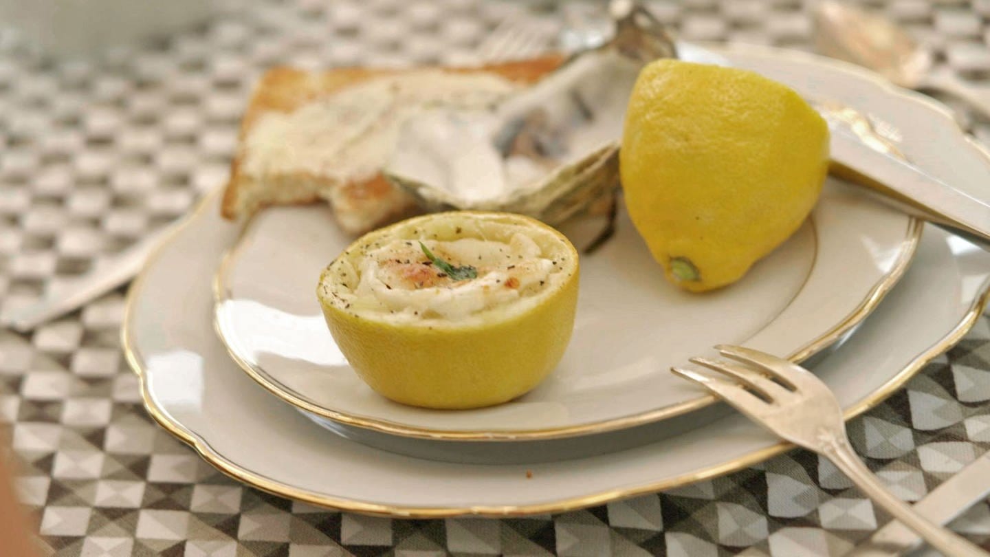 Frische Austern mit gefüllten Limoni di Amalfi (Foto: WDR)
