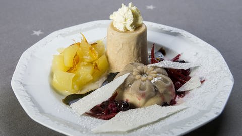 Lebkuchen-Panna cotta mit Meringue-Splittern und Zimteis mit karamellisierten Apfelstücken  (Foto: SWR)