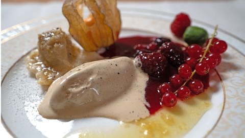 Lupinen-Eis mit gefüllter Cranberry-Nudeltasche (Foto: WDR, WDR/Melanie Grande )