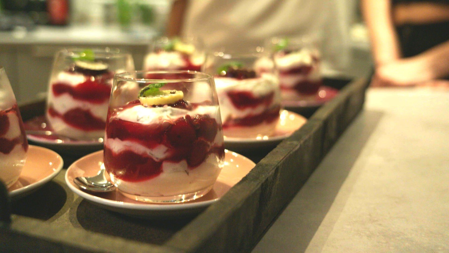 Schokokuss-Dessert mit Roter Grütze (Foto: WDR)