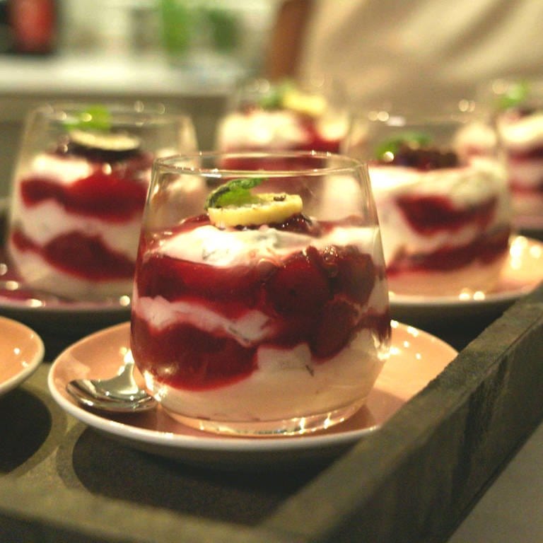 Schokokuss-Dessert mit Roter Grütze (Foto: WDR)
