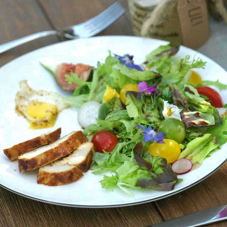 Salat mit Hähnchenbrust und Wachteleiern (Foto: WDR)