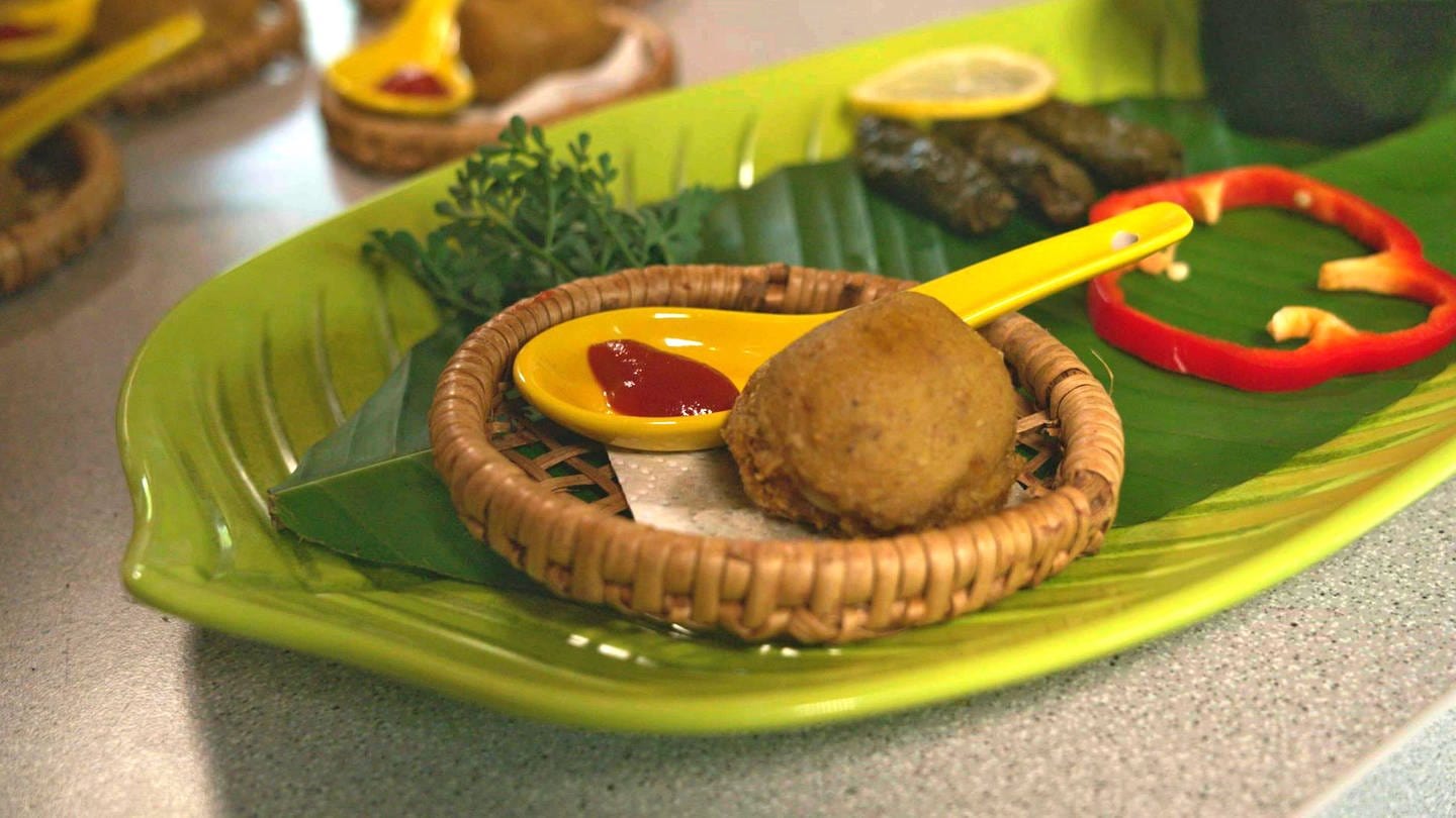 Tamilische „Masala Vada“, Bohnensalat nach rumänischer Art, Kochbananenbällchen aus der Dominikanischen Republik (Foto: WDR)