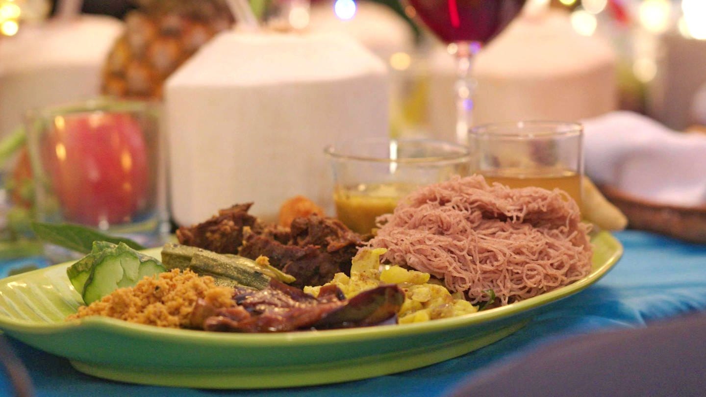 Tamilische gebratene Garnelen mit Nudeln aus rotem Reismehl, dazu Pol-Sambal und Kokosnuss-Chutney (Foto: WDR)