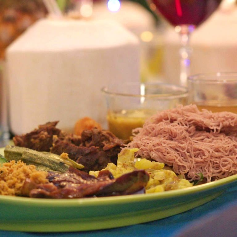 Tamilische gebratene Garnelen mit Nudeln aus rotem Reismehl, dazu Pol-Sambal und Kokosnuss-Chutney