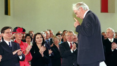 Die Friedenspreisrede von 1998: Es gibt sein Leben davor und danach. Ab jetzt wird man nie mehr neutral über Martin Walser sprechen können – bis heute. (Foto: picture-alliance / Reportdienste, dpa113041211)