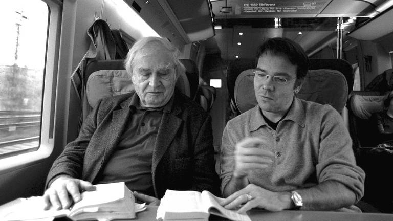 Martin Walser zusammen mit Autor und Regisseur Frank Hertweck beim Dreh des Dokumentarfilms  „Martin Walser – Eine Deutschlandreise“ 20012002. Anlaß: Der 75. Geburtstag am 24. März 2002. (Foto: ard-foto s2-intern/extern, SWR)