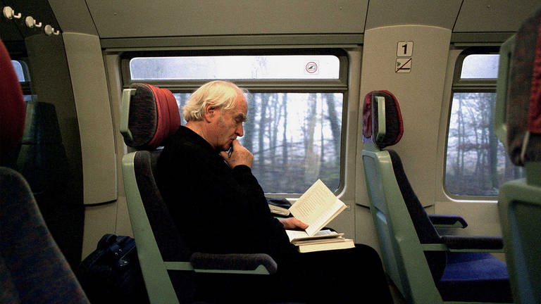 Ein Leben im Zug. Martin Walser auf seiner „never ending Lesetour“. Dienst am Buch nennt man das.  (Foto: ard-foto s2-intern/extern, SWR)