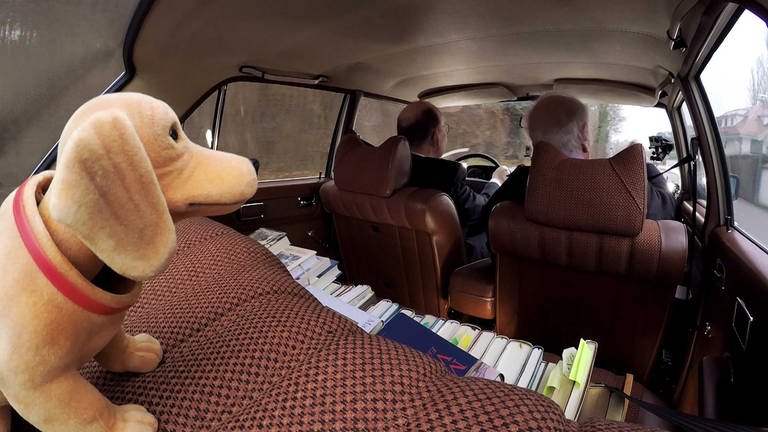 Dreharbeiten zu „Mein Diesseits“: Ein Auto, Autor, ein Literaturkritiker als Fahrer und Fragender, ein Gesamtwerk auf dem Rücksitz und ein stiller Beobachter. (Foto: SWR)