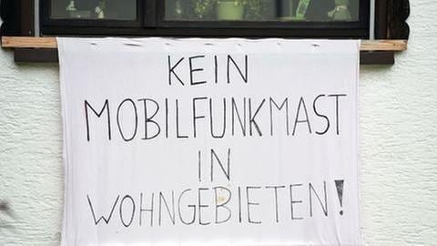 An einem Haus in der Gemeinde Elchesheim-Illingen hängt ein Transparent auf dem steht «Kein Mobilfunkmast in Wohngebieten». (Foto: dpa Bildfunk, picture alliance / dpa/Uli Deck)
