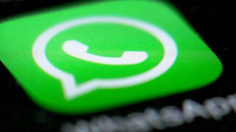 Das Logo der Messenger-App WhatsApp ist auf dem Display eines Smartphones zu sehen. (Foto: dpa Bildfunk, picture alliance / Martin Gerten/dpa)