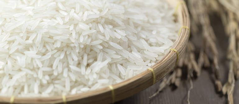 Weisser Reis in einer Schüssel (Foto: Getty Images, SWR, kwanchaichaiudom)