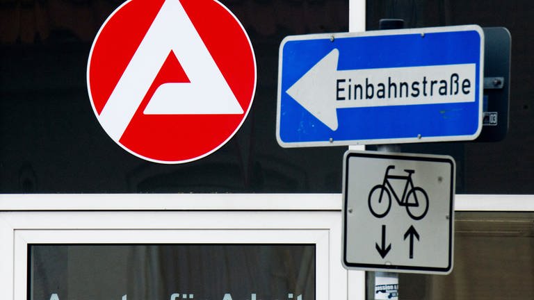 Unter einem blauen Einbahnstraßenschild befindet sich ein weißes Schild, das ein Fahrrad und Pfeile in zwei Richtungen zeigt. (Foto: picture-alliance / Reportdienste, Julian Stratenschulte/dpa)