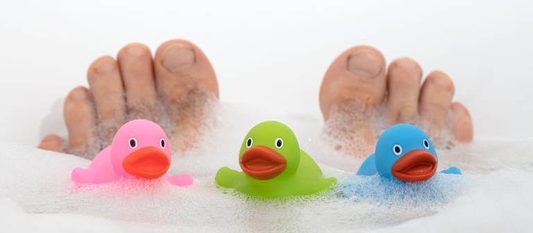 Füße und Qietscheenten in einer Badewanne (Foto: Colourbox)
