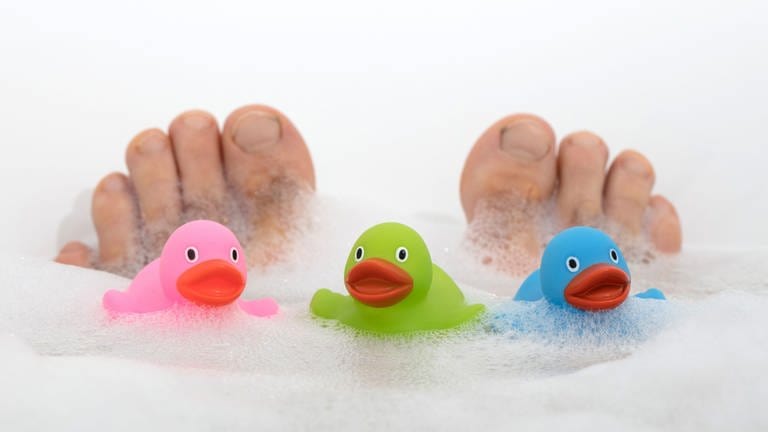 Füße und Qietscheenten in einer Badewanne (Foto: Colourbox)